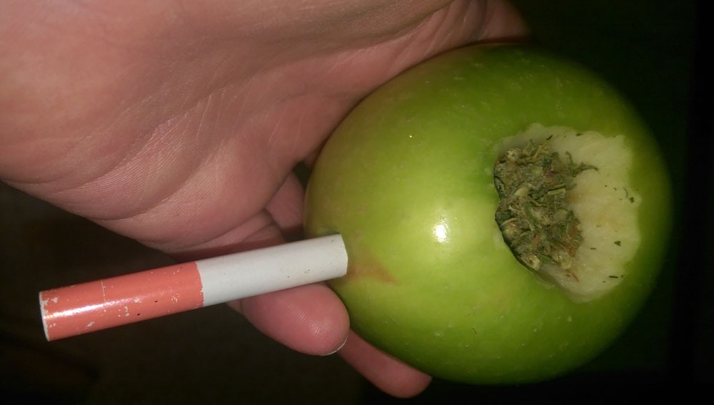 fumar con pipa de manzana